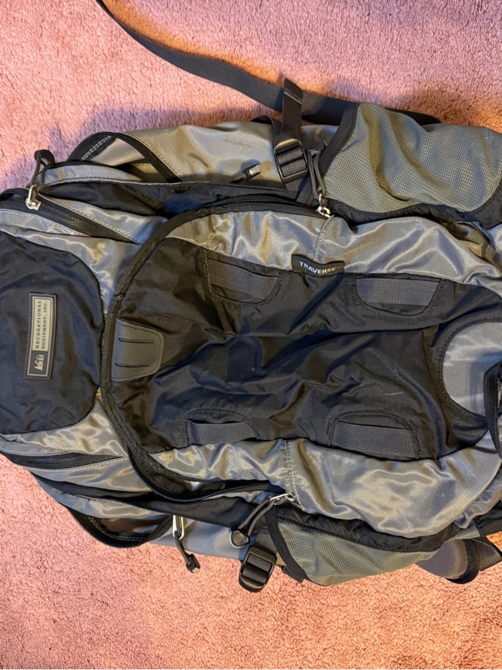 REÍ traverse 30l hiking backpack black & grey